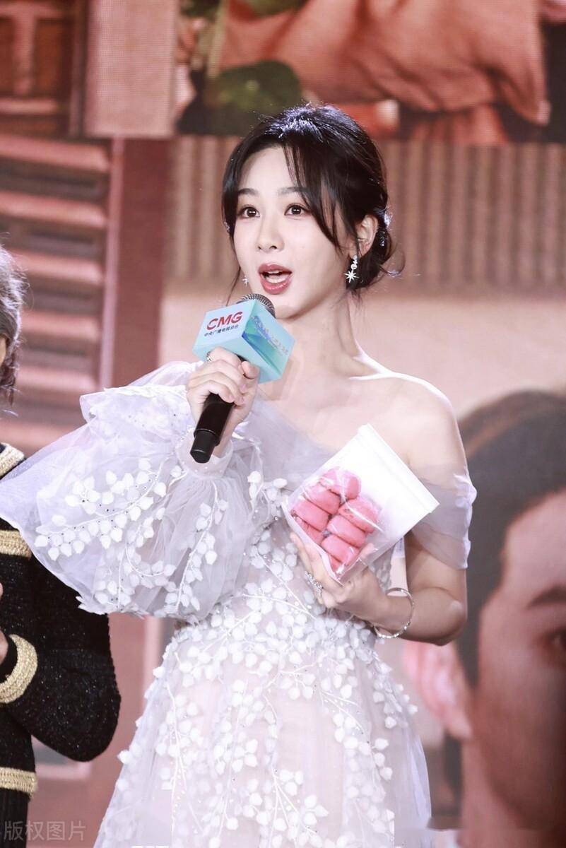 杨紫白色提花一字肩纱裙清新甜美_北京_总台_活动