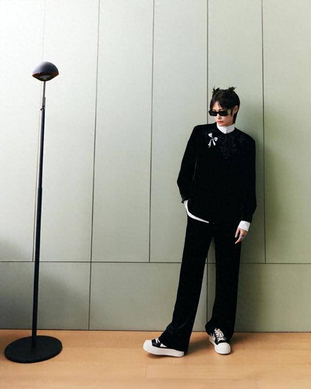 李宇春穿回力鞋配高定礼服走红毯_时尚_运动_经典