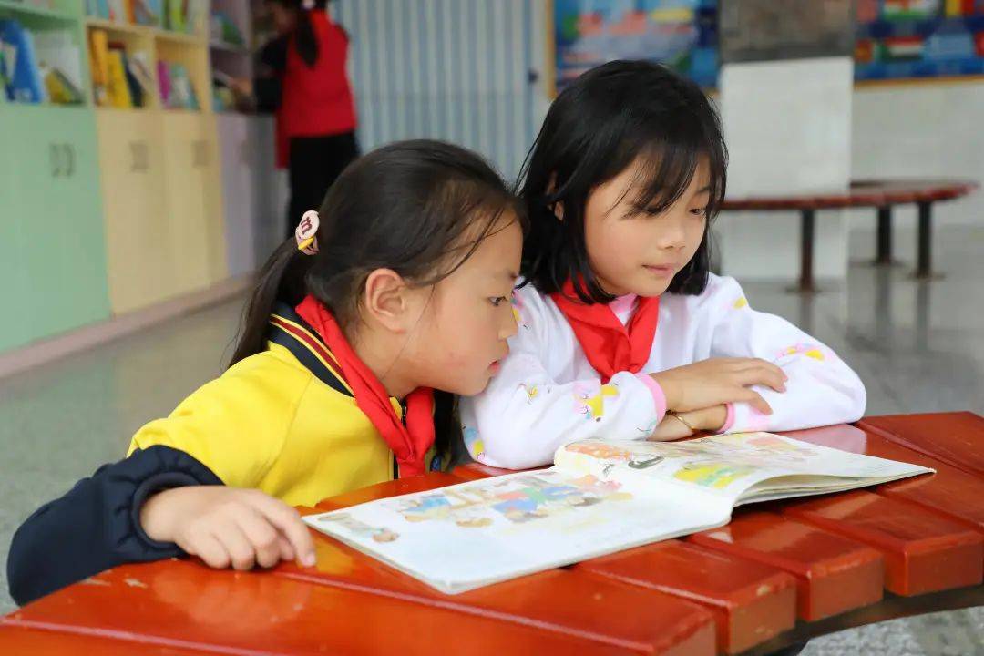 "洋川小学德育副校长袁顺敏说,"我们学校的校训就是自主自律,勤学善玩