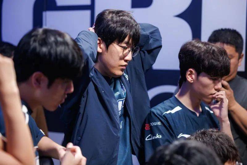 wbg老板更换向日葵头像.edg正式告别uzi,奥咪咪换老公了.