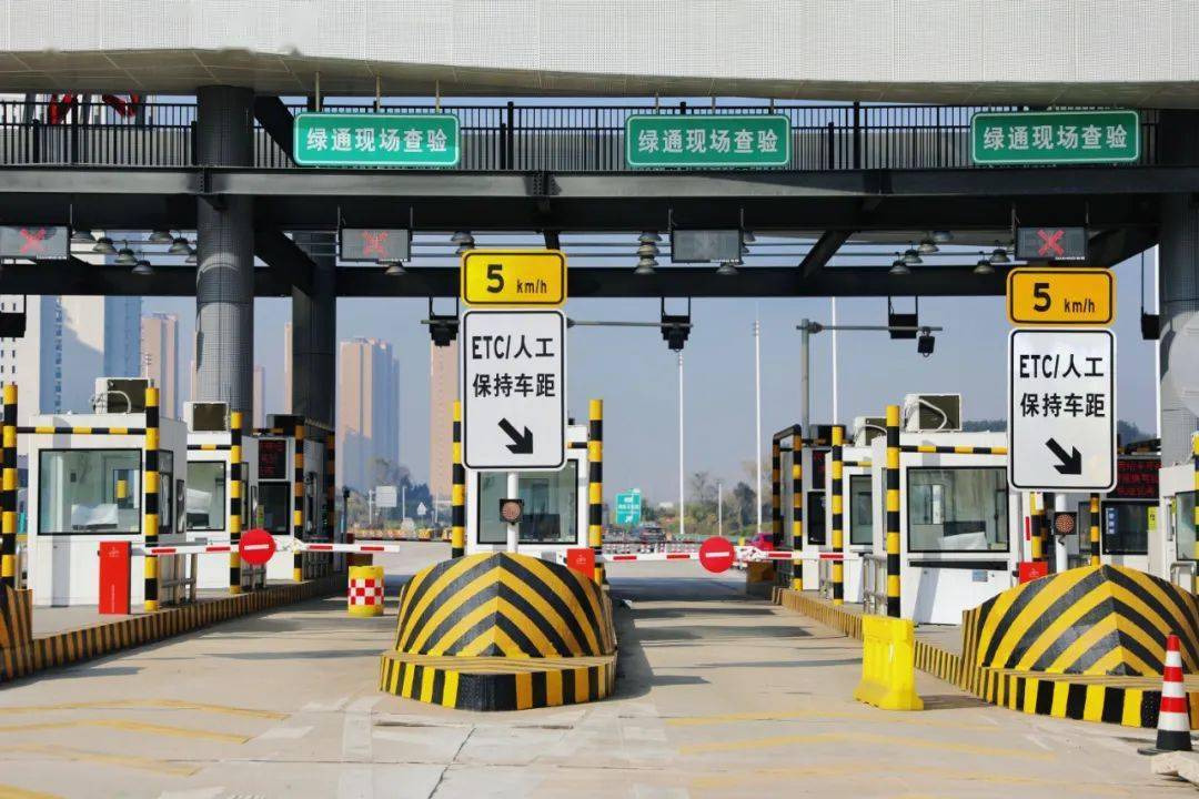 途经武黄高速关豹段的车辆,可沿两侧的双向4车道"保通路"行驶;行经"保