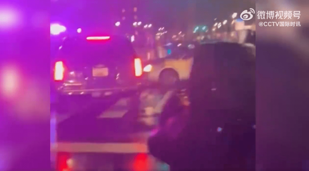 汽车撞击拜登车队现场画面曝光，安保人员迅速包围现场