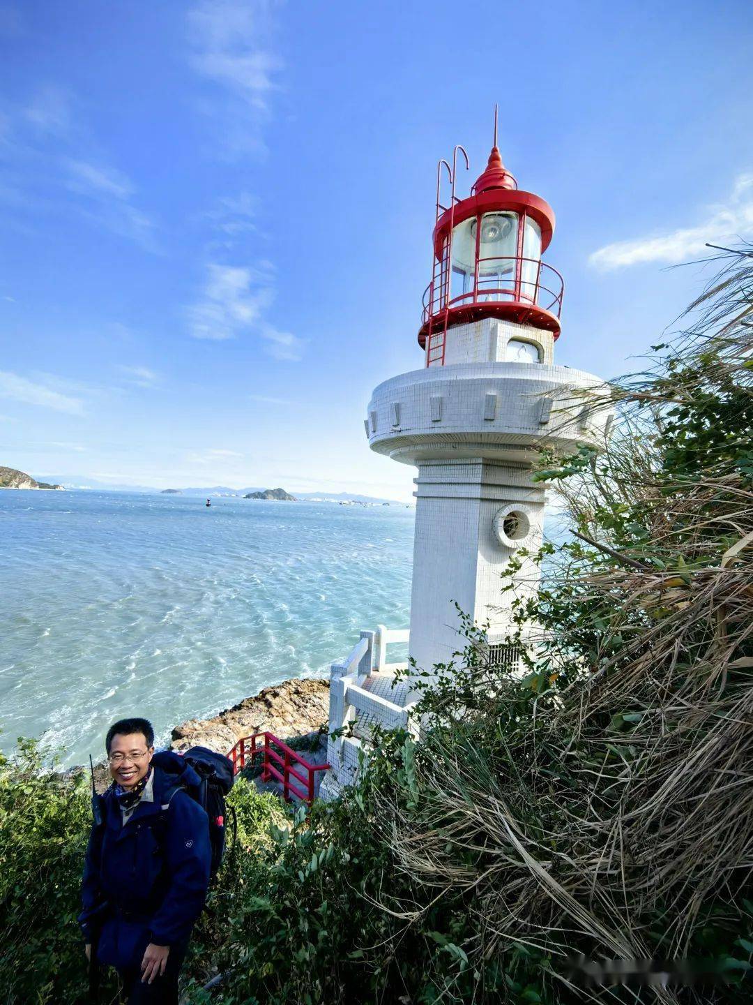 鵝卵石灘後的山路最是艱難樹幹碰頭樹藤絆腳一路磕絆鑽狗洞溜滑梯走斜