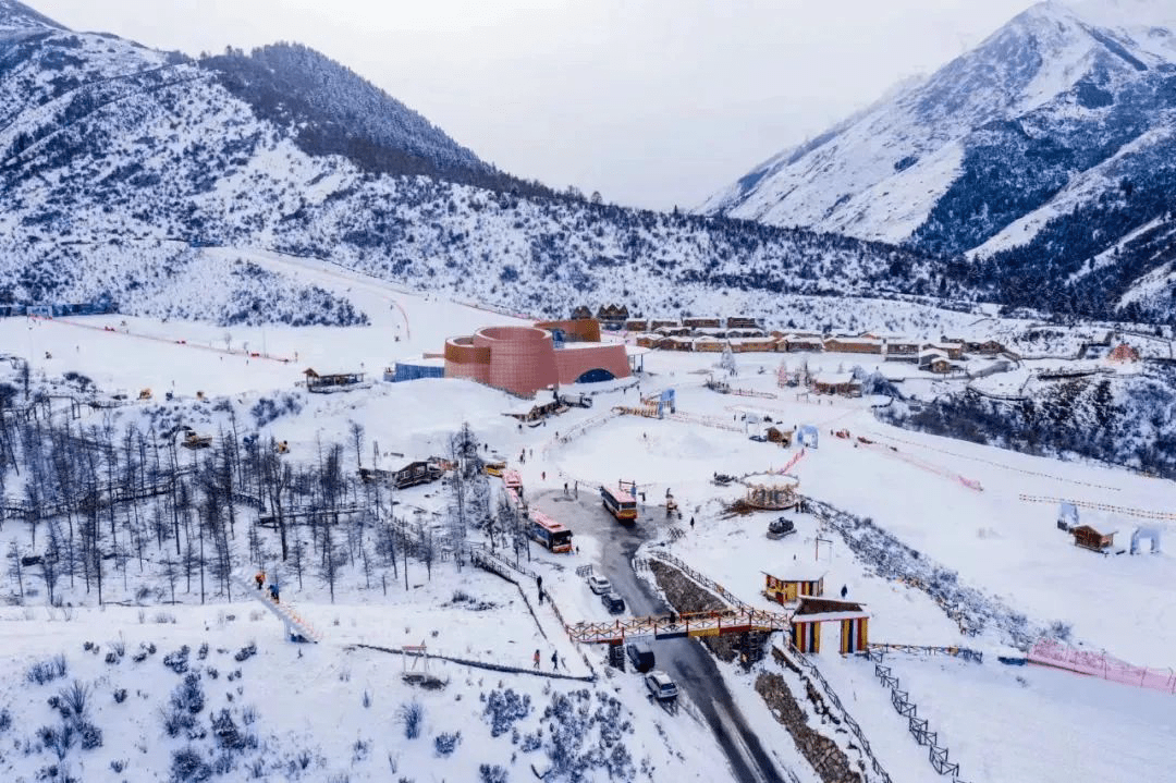 滑雪場點此導航↓06九鼎山太子嶺滑雪場位於阿壩茂縣九鼎山風景區內