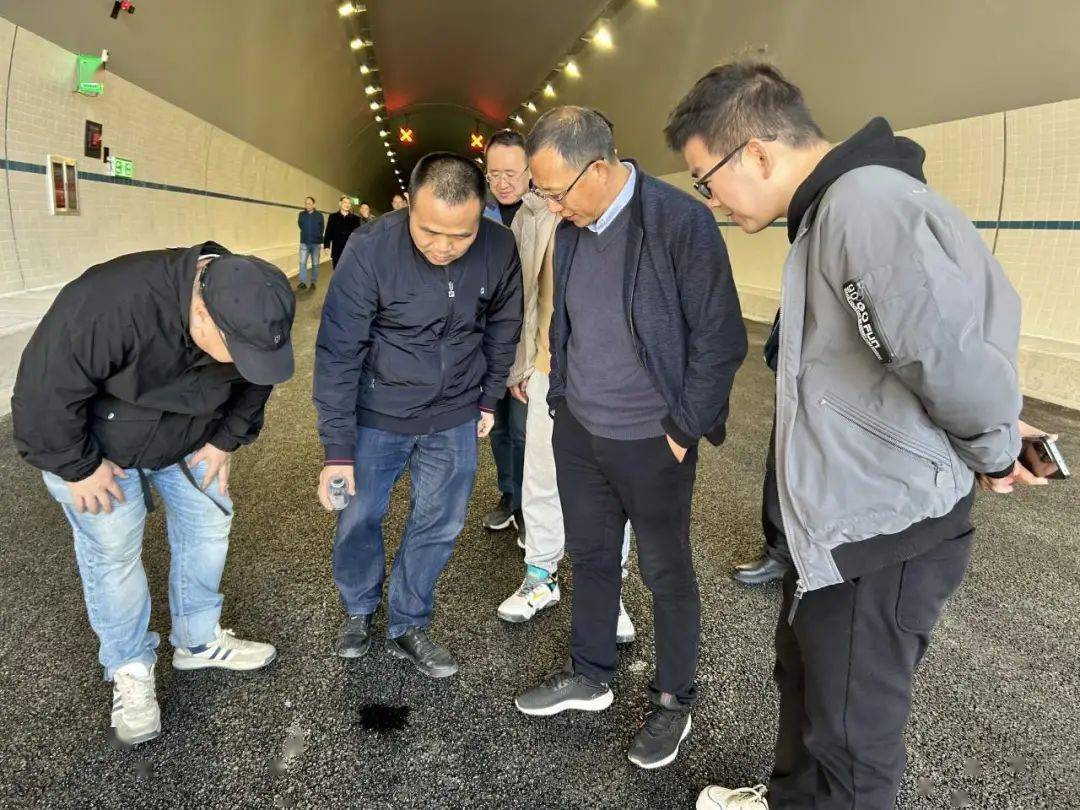 白峰隧道工程是在现状g527象义线既有白峰隧道北侧再建单洞隧道,该