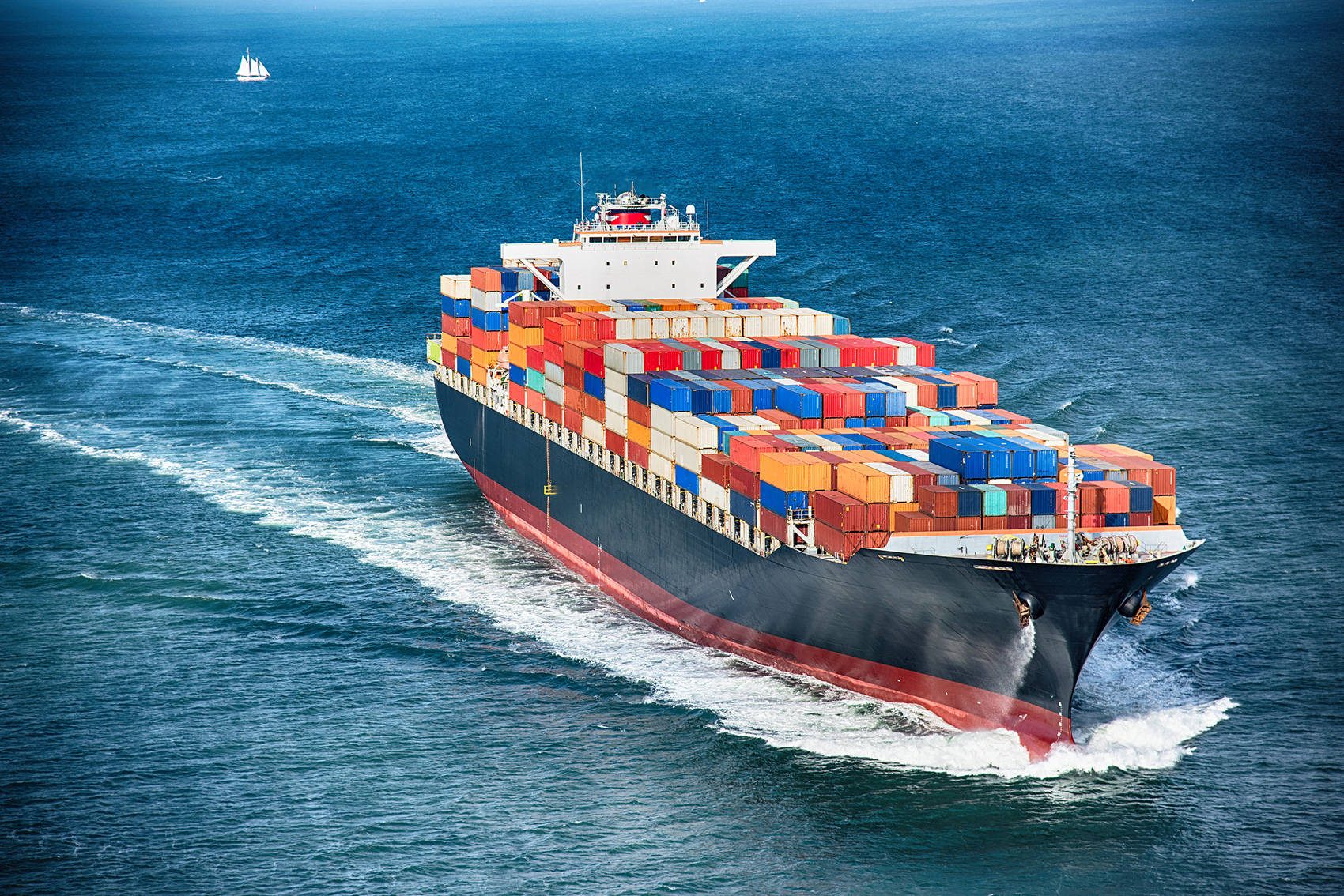 红海局势紧张：多家航运巨头暂停航线 全球海运价格或面临新一轮上涨