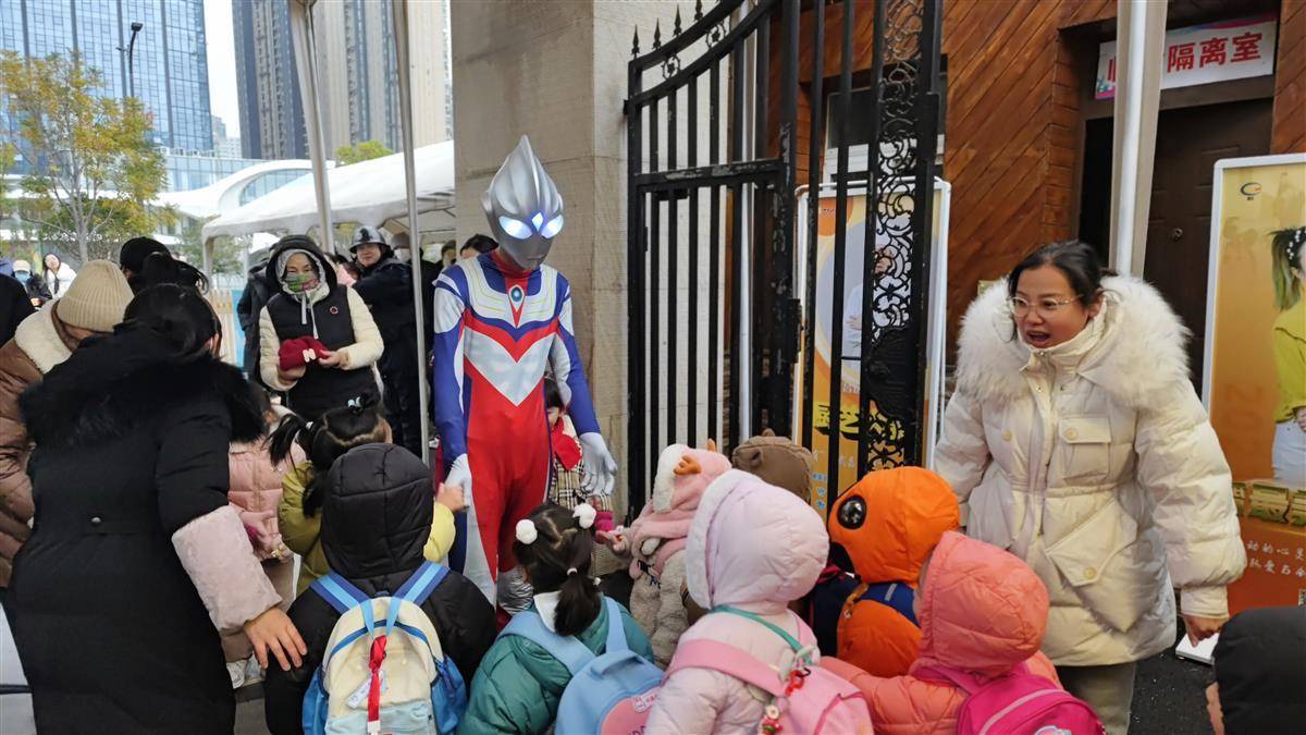 其他小朋友排好队和奥特曼击掌