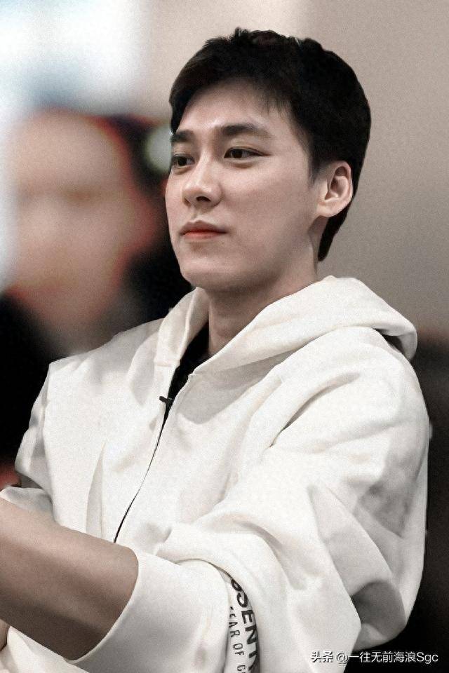 36岁李易峰小吃店被偶遇,黑眼圈厚重显憔悴 ,亲昵倚粉丝身后_网友