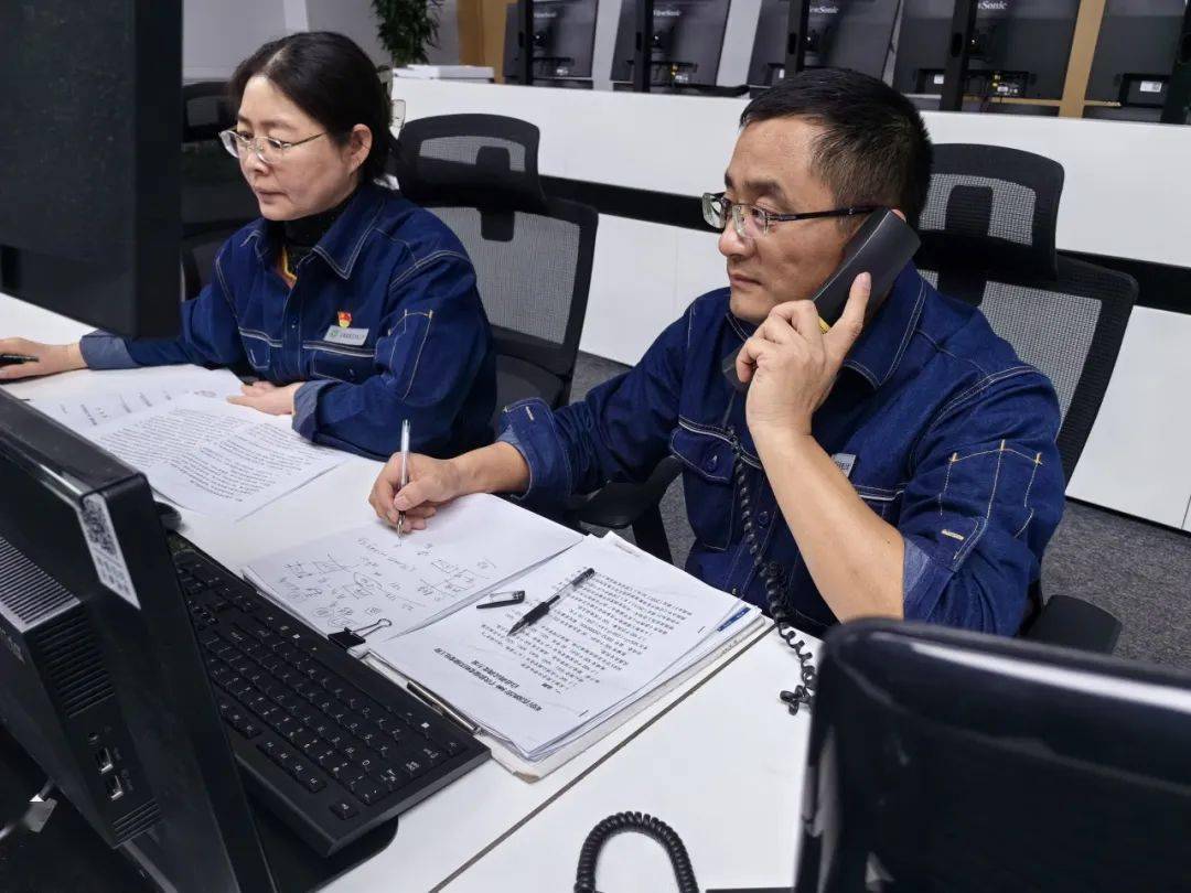 彻夜巡视查线路故障 踏雪检修抢主网畅通_布乌_输电_电网