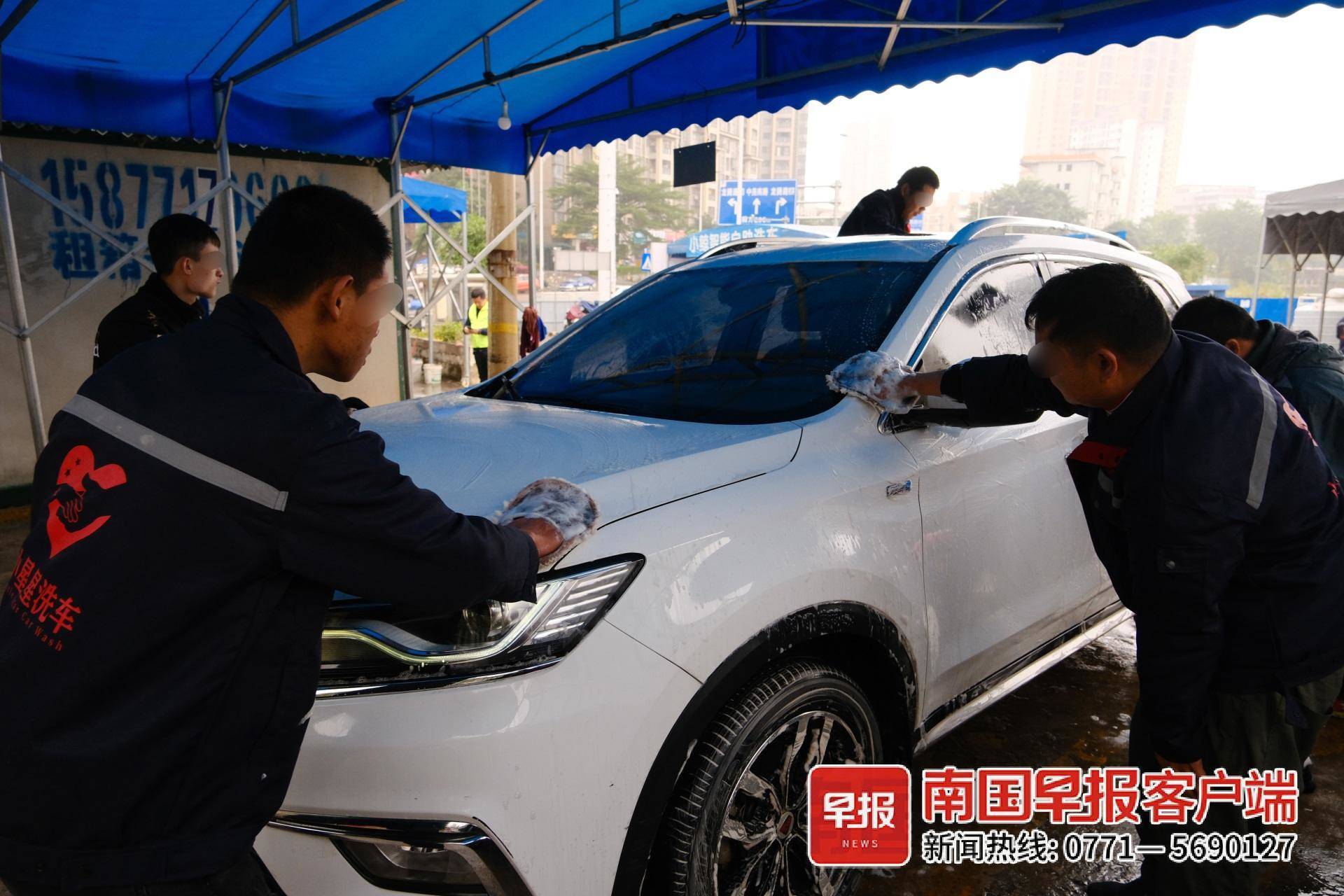 南宁这个洗车场有点特别,车友下雨天也来帮衬生意