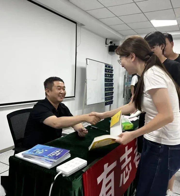 張雪峰團隊院校分析師入營面聊,幫助擇校定專業,背靠院校專業大數據庫