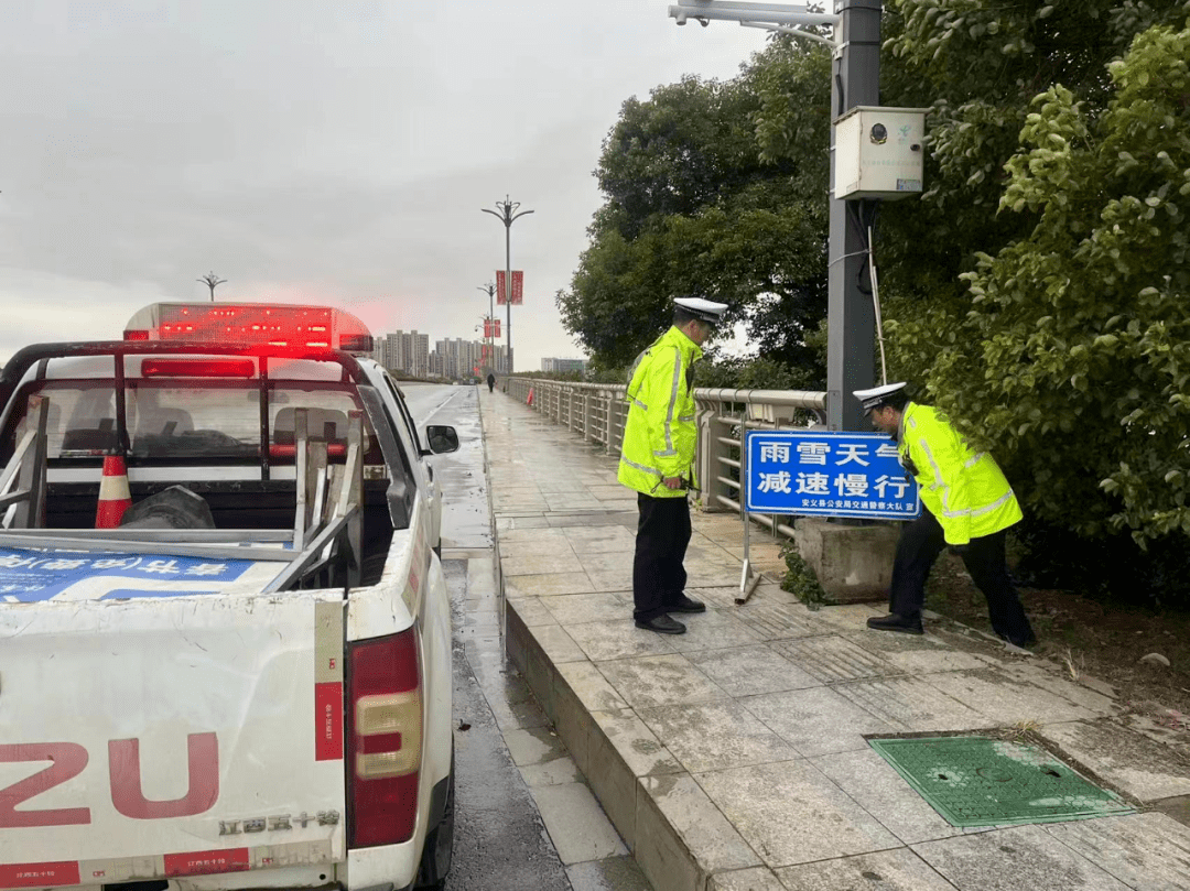 冒著寒風在桃苑大街擦洗沿街果殼箱12月19日早,安義縣公安局直屬