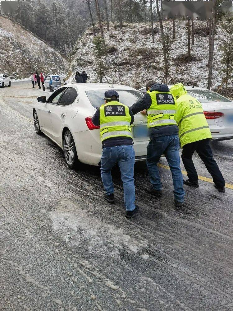 山区道路行车风险大图片