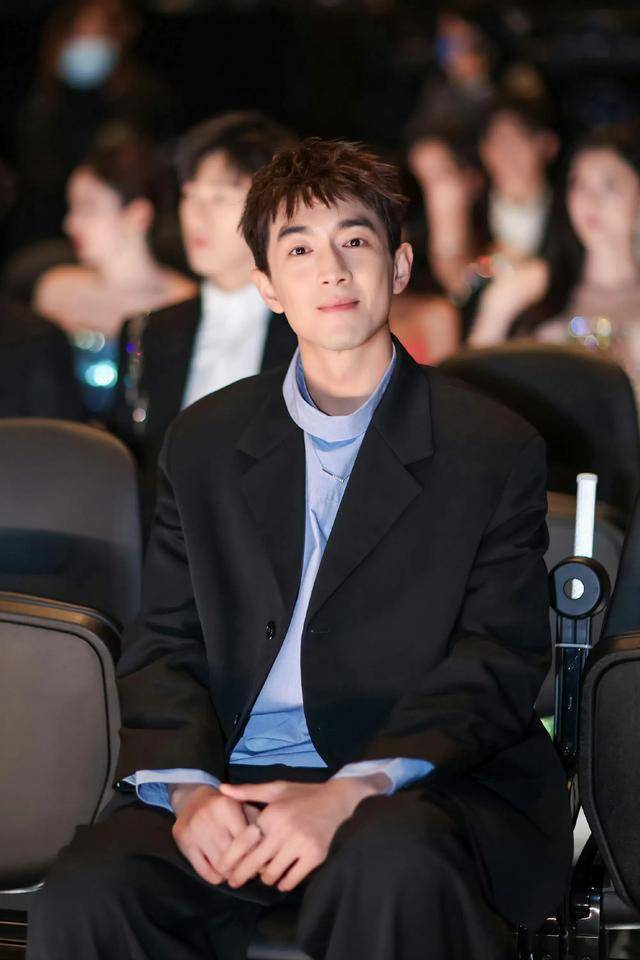 林更新星光大赏优越的骨相支撑轮廓清新利落不带脂粉味的大气英俊