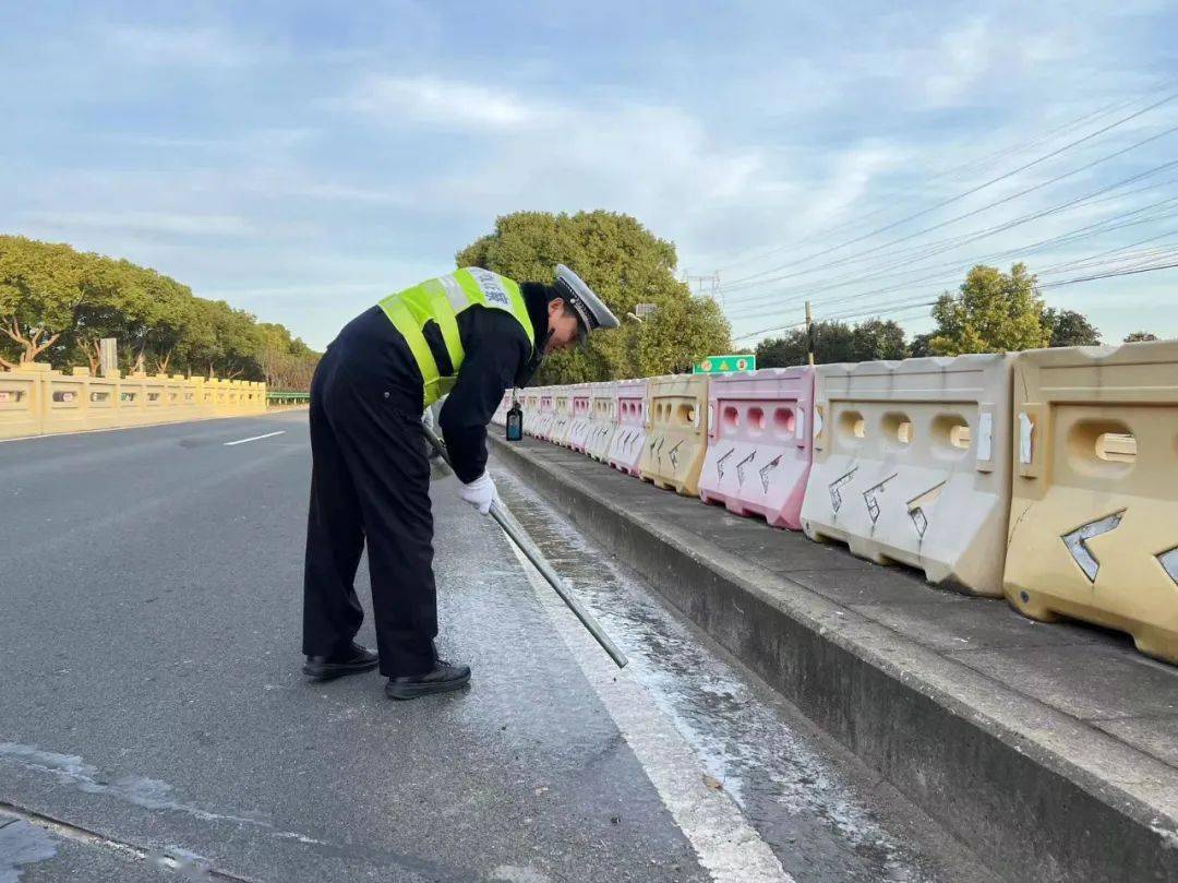 祭扫高峰遇上寒潮,崇明公安全力守护!_场所_工作_活动
