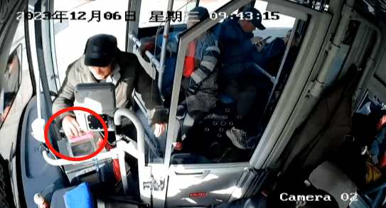 梦境迷踪，公交车上的钱财失而复得——小偷留下的神秘一百元