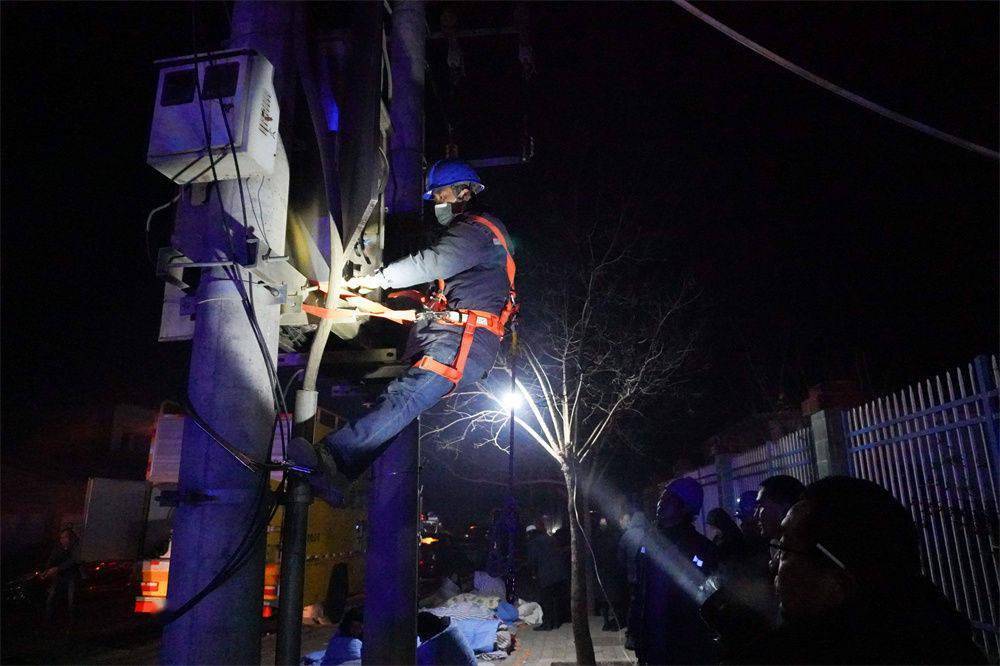 寒夜裡的溫暖守護——積石山6.2級地震首日搶險救災直擊_救援_甘肅_災