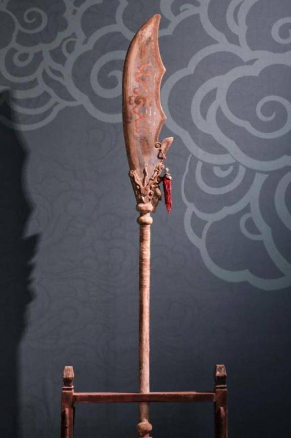 偃月刀 山西解州关帝庙文物保管所藏宋代嘉佑年间的睚眦纹鎏银铁斧,长