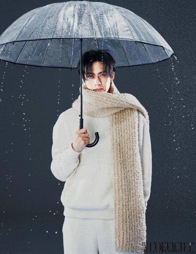 宋威龙帅气的脸庞以及超模般的身高优势也成为了他展现个人魅力的重要