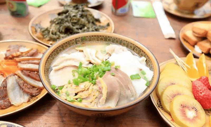 菜品……臘豬蹄,酸蘿蔔帶絲鴨,雪梨糯米飯河鮮豆腐魚,粉蒸排骨,坨子肉