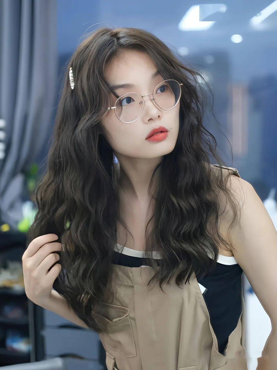 这款发型适合各种脸型特别是圆脸和方脸的女生非常适合这款发型