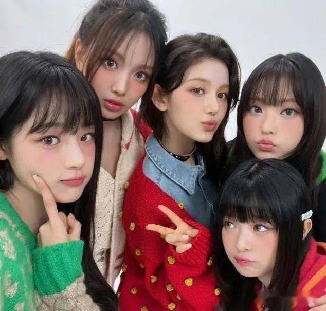 夺得第二名,与此同时,排名第三,第四和第五位的是ive,iu和blackpink