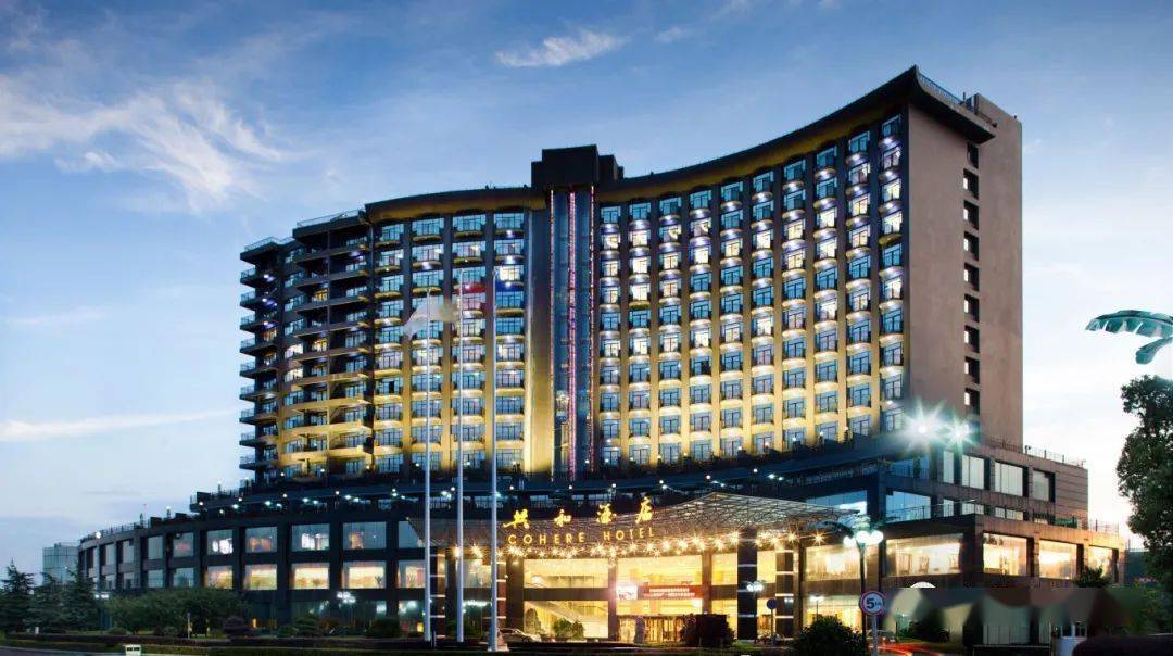 常德共和酒店坐落于风光秀丽,烟波浩淼,风光旖旎的柳叶湖畔.