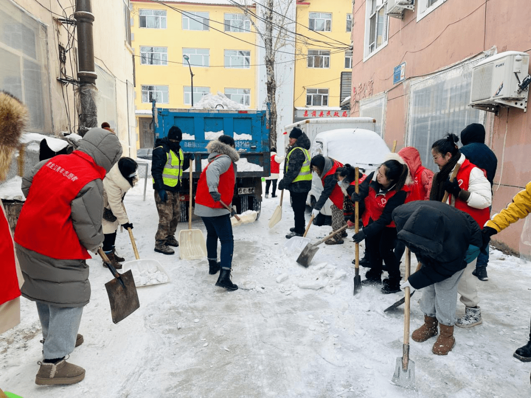 嘉荫县朝阳镇朝阳社区新时代文明实践站开展"党员冲在前 清雪总动员"