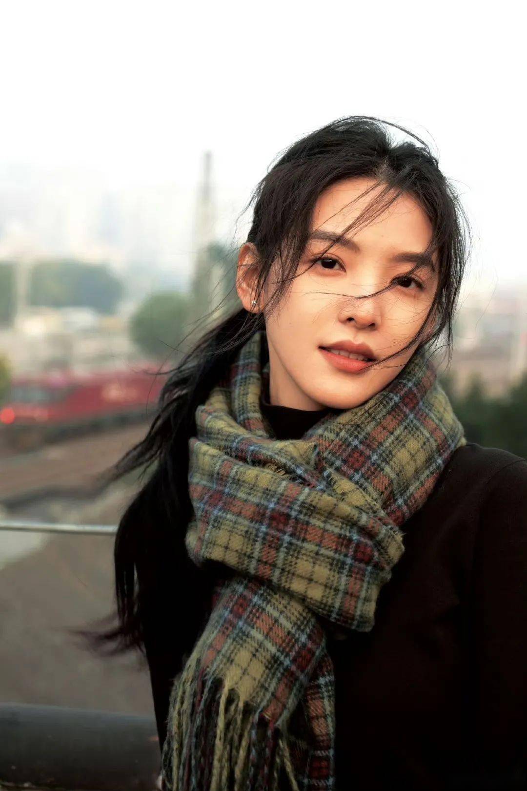 章若楠——氛围故事感_蓝色_图片_长发