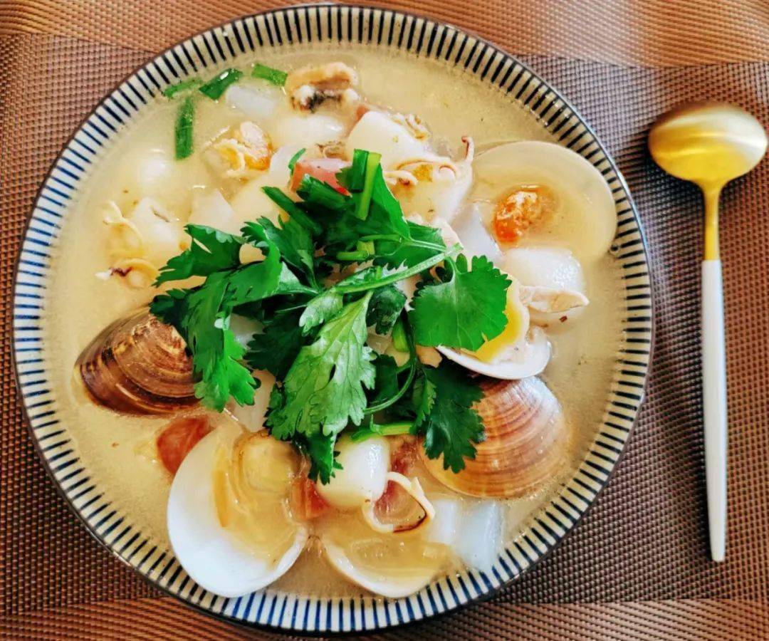 李向东,关巧明,袁子当 摄阳江圆子与常见的汤圆不同它选用海味,腊肠