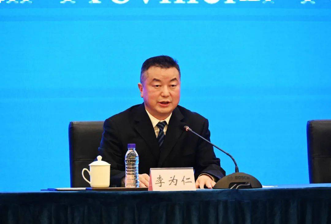 九寨沟县专场新闻发布会在四川省政府新闻中心举行,县委书记李为仁作