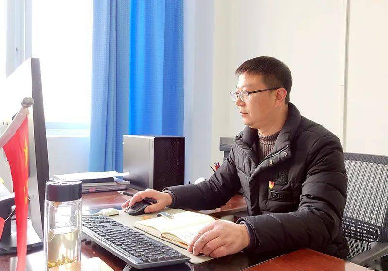 访市政协委员,绵竹市职业中专学校党总支副书记,校长贺于松