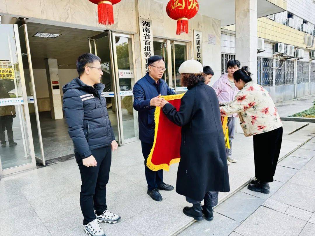 "说话间,耒阳二中党委副书记,校长段华伟接过梁