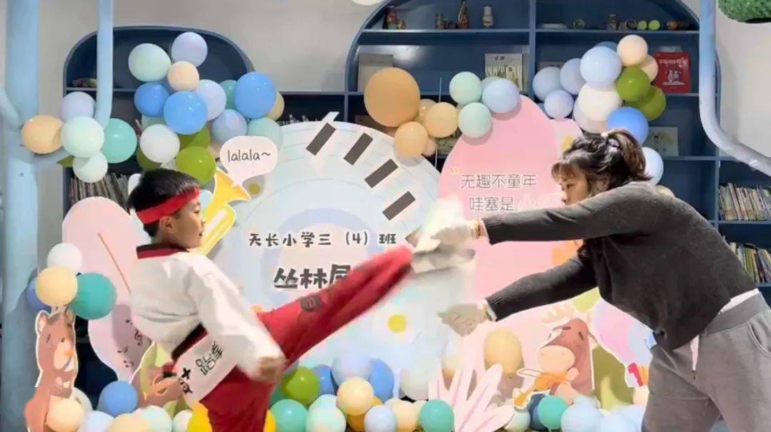 跆拳道表演《旋95少年》,不仅再次展示了精湛的动作,还带来了劈木板
