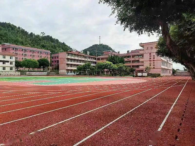 五星镇中心学校今年秋期,在整合了大坝初中,小学,沙坝小学等多所学校