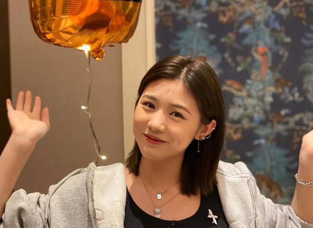 着装成熟性感很前卫,大秀好身材引热议_汪曼熙_成长_网友