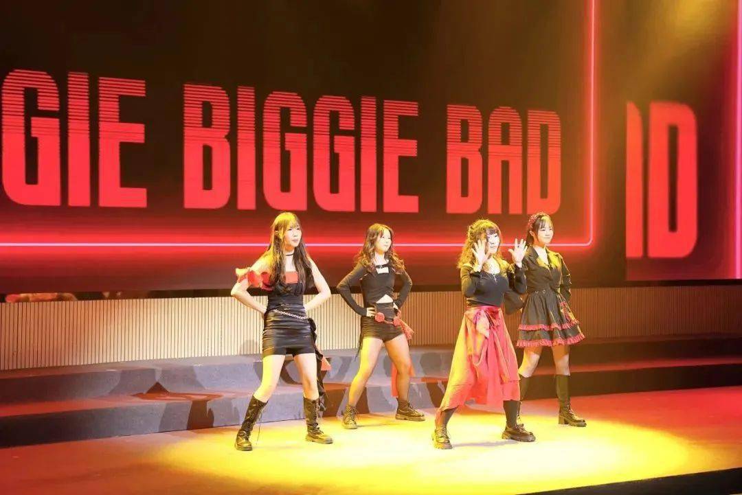 带来一幅跨越时空的音乐画面手风琴:阮明园,薛鹏飞,王捷妤二胡:杨悦