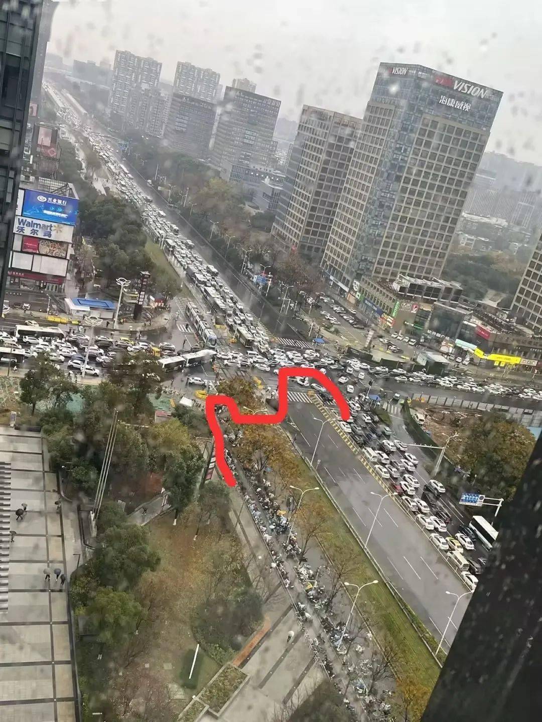 围而不建导致通行能力减半天天大堵车这周以来每天上班都迟到网友