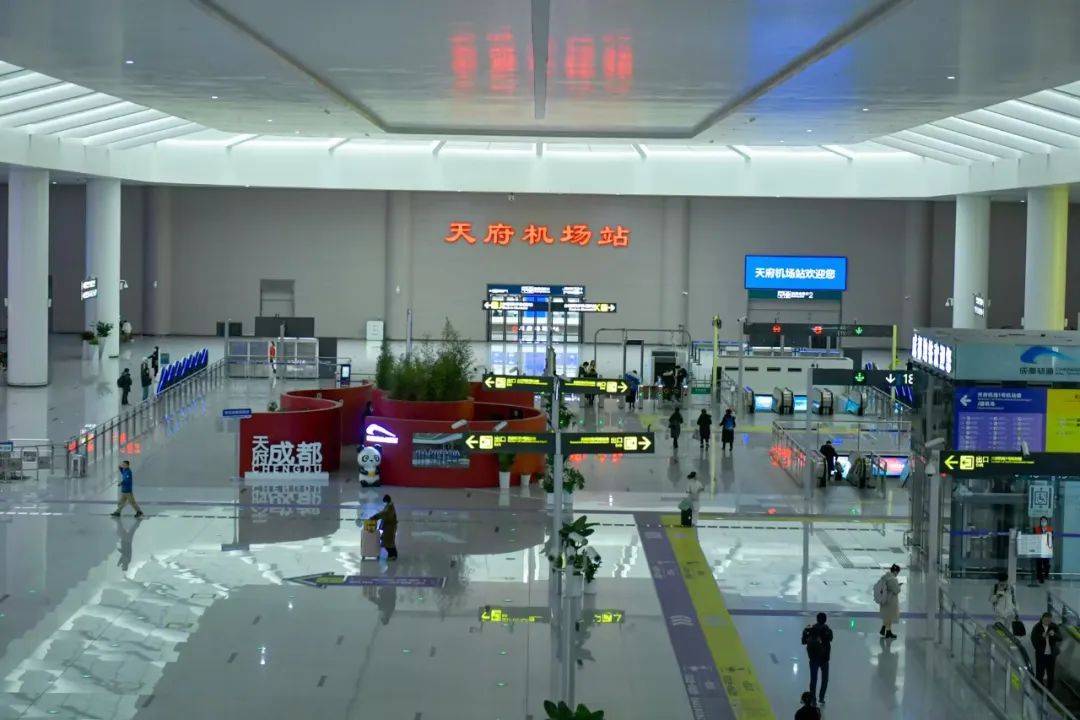 天府机场站站台位于地下二层,步入站台,跟着提示牌,可出站或换乘飞机.