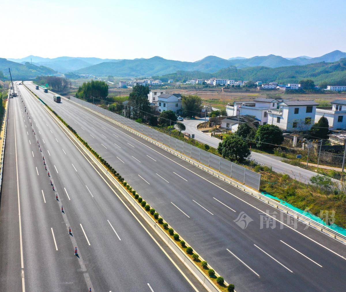 桂柳高速改扩建通车,体验感很不错!_桂林_高速公路_项目