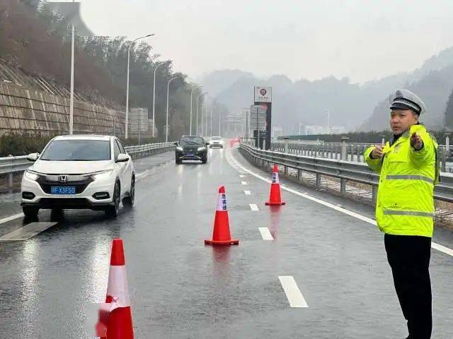 同時,行車途中如遇高速路段排隊緩行時,請及時更新導航設備,根據導航