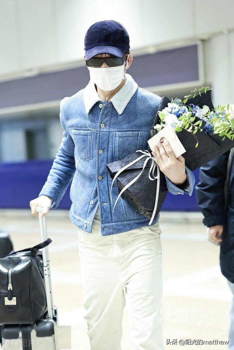 街拍:井柏然毛领牛仔夹克 白色阔腿裤 棒球帽简约帅气_北京_机场