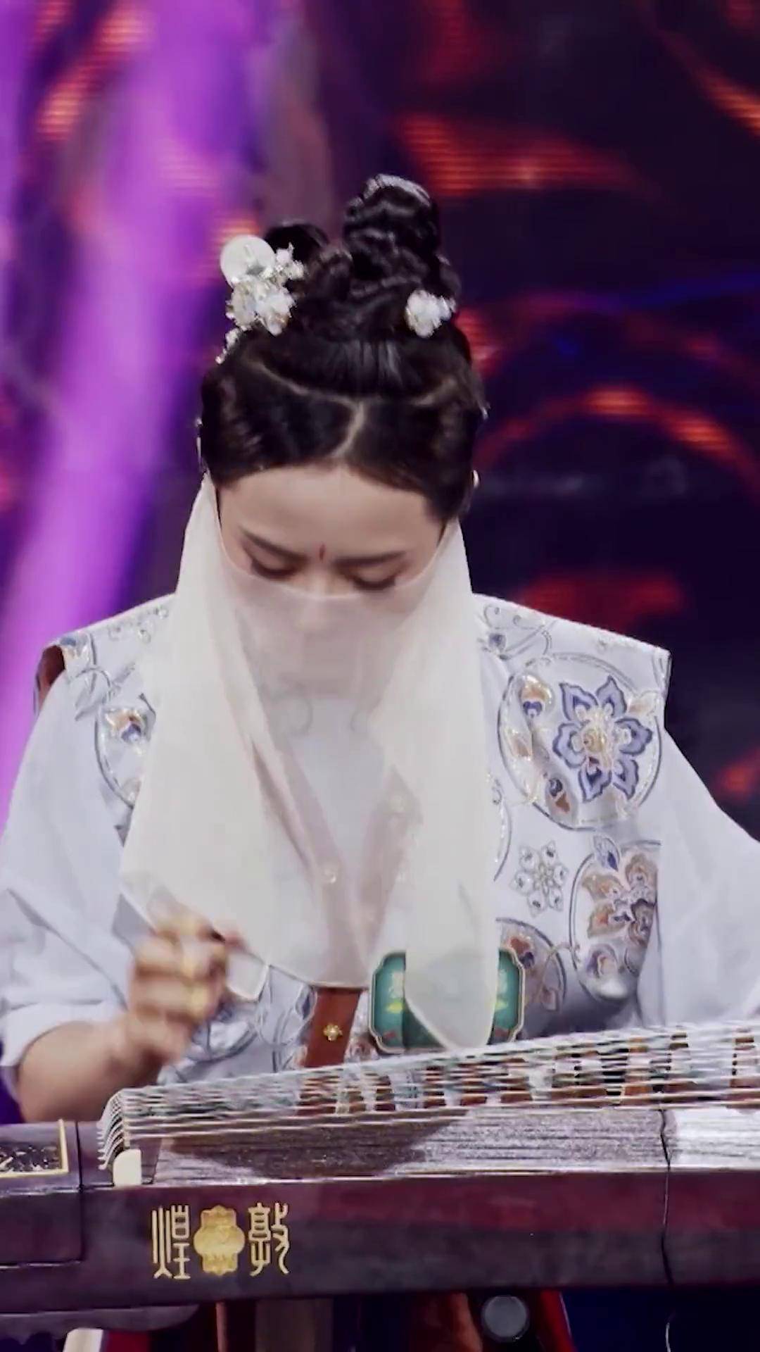 "千指大人"原型墨韵随步摇惊喜亮相《国乐大典》舞台国乐大典