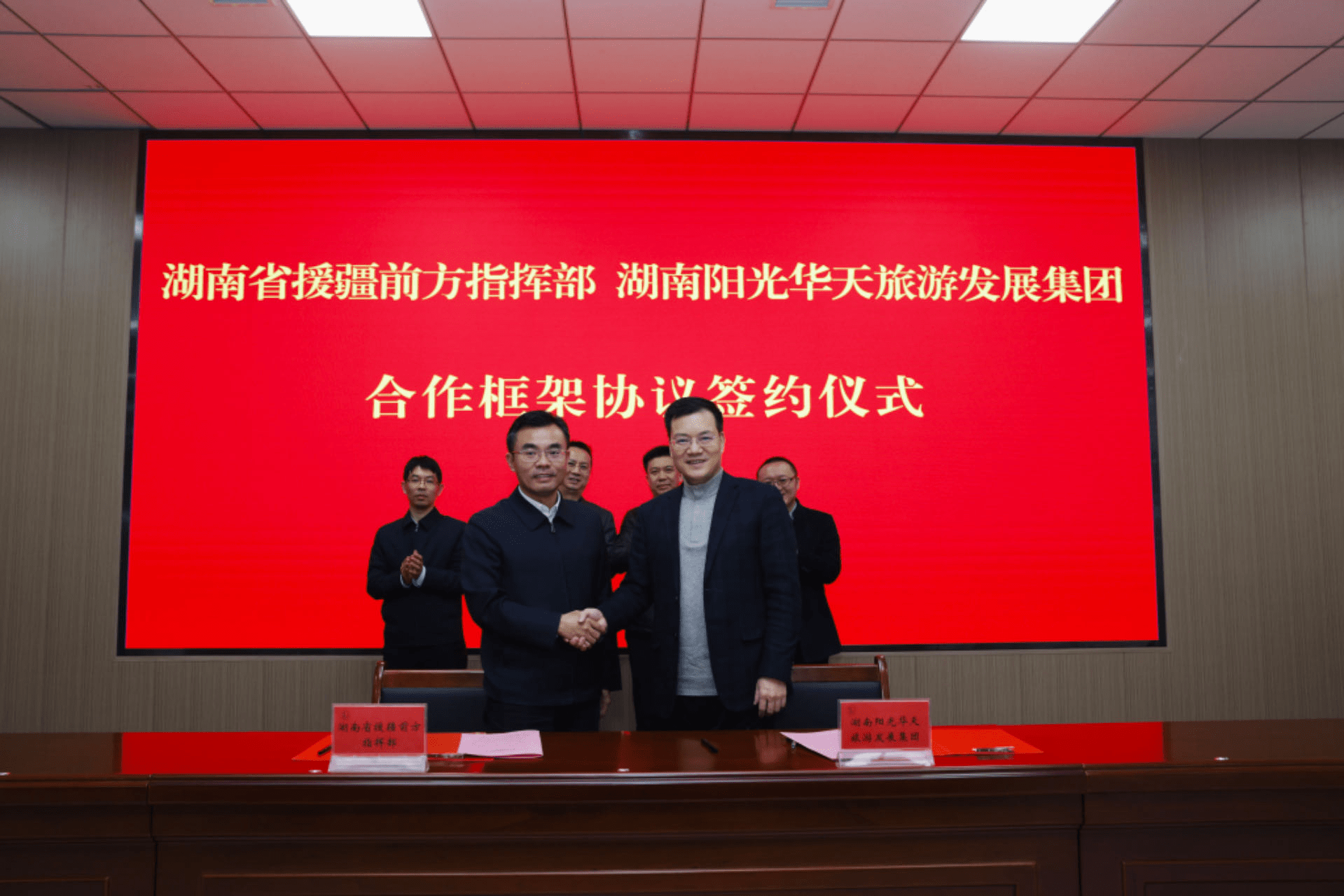 活动结束前,杨宏伟一行来到湖南省援疆前方指挥部,与第十批援疆干部