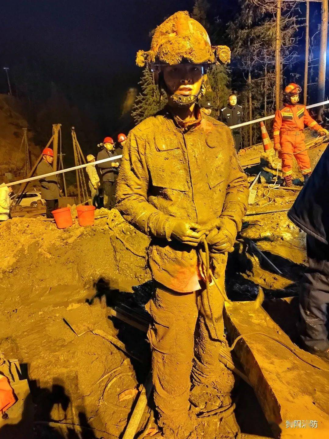 一工人不慎摔下坑洞被泥浆掩埋,贵阳消防7小时紧张救援成功救出_人员
