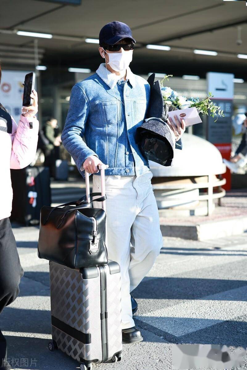 街拍:井柏然毛领牛仔夹克 白色阔腿裤 棒球帽简约帅气_北京_机场