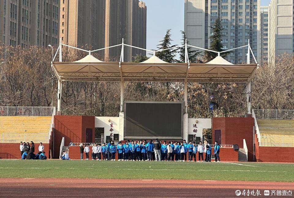 泰安市岱岳实验中学操场快乐值拉满_爱心_齐鲁_特色