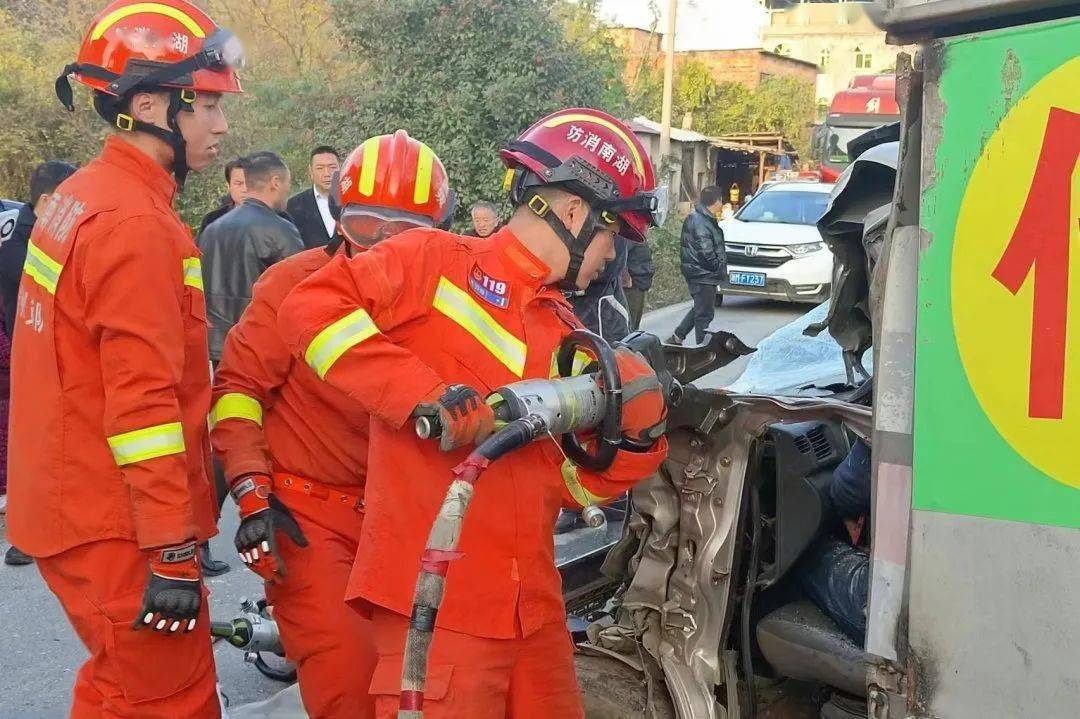 水泥車與小型箱型貨車相撞0312月20日早上,江永縣s325省道廠子鋪村口