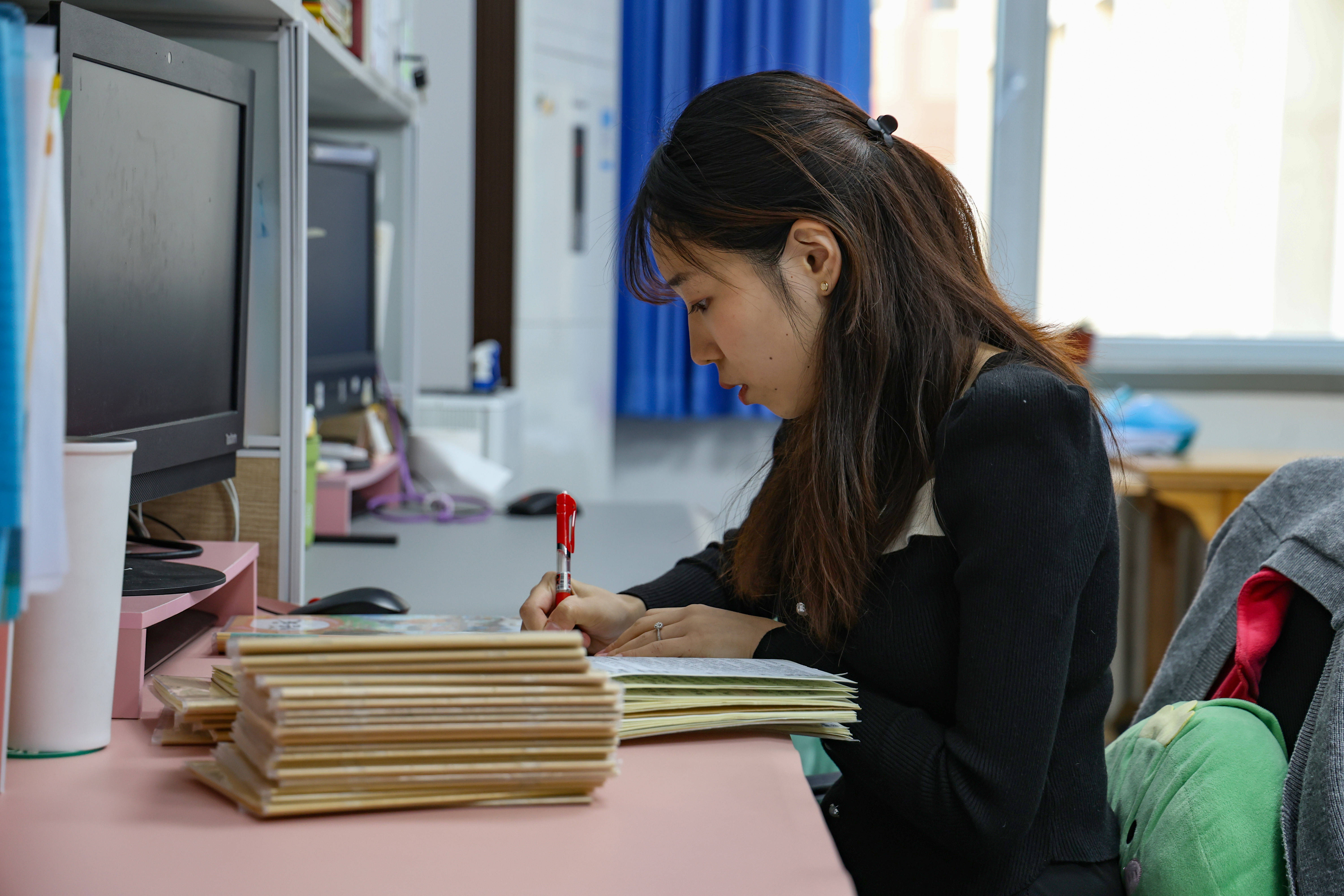 以真心換真心,26歲的柳老師在學生,家長與學校間建