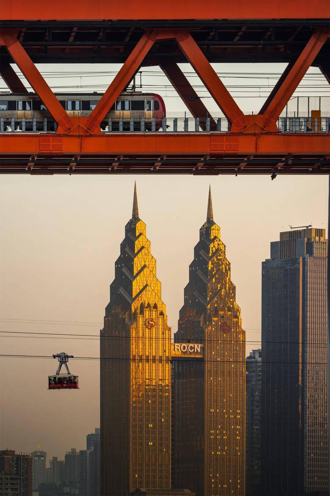 视觉年鉴②丨奔跑中的重庆!穿山跨江_城市_张坤琨_列车